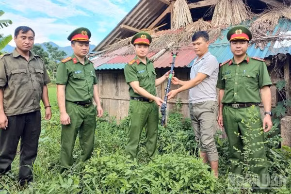 Người dân xã Vị Xuyên chủ động giao nộp vũ khí tự chế cho lực lượng Công an xã. (Ảnh: ĐỨC THẮNG)