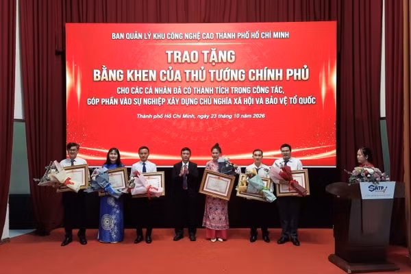 Các cá nhân có thành tích xuất sắc nhận bằng khen của Thủ tướng Chính phủ. (Ảnh: CAO TÂN)