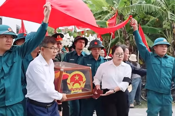 Lãnh đạo xã Phúc Lộc di quan hài cốt liệt sĩ Nguyễn Xuân Nhị đến nơi an táng. (Ảnh: DP)