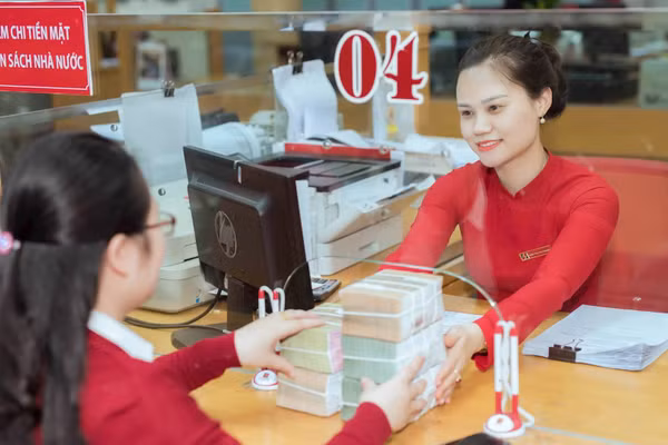 Khách hàng giao dịch tại Ngân hàng Agribank chi nhánh Thanh Hóa. (Ảnh: HIỀN HƯƠNG)