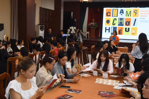 Workshop thu hút đông đảo sinh viên tham gia trải nghiệm và khám phá di sản. (Ảnh: VƯƠNG DIỆM)