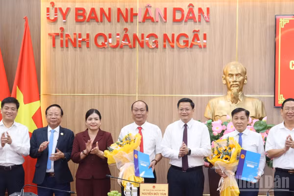 Lãnh đạo tỉnh Quảng Ngãi trao quyết định và tặng hoa chúc mừng đồng chí Nguyễn Quốc Việt và Trần Hoài Thu nhận nhiệm vụ mới. (Ảnh HIỂN CỪ)
