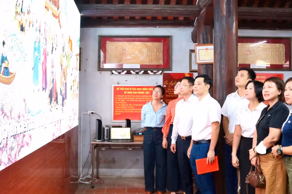 Các đại biểu trải nghiệm bức họa đồ số để tìm hiểu văn hóa địa phương. (Ảnh: Ban tổ chức)