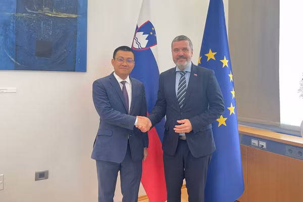 Đại sứ Việt Nam tại Áo kiêm nhiệm Slovenia Vũ Lê Thái Hoàng và Bộ trưởng Ngoại giao Slovenia Tone Kajzer. 