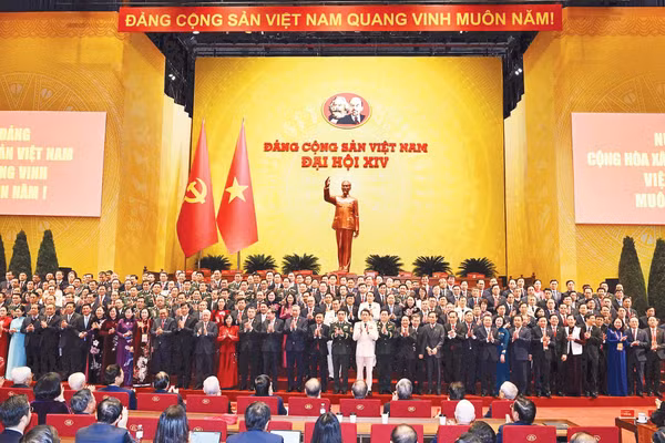 Ban Chấp hành Trung ương Khóa XIV ra mắt Đại hội XIV của Đảng. (Ảnh: TRẦN HẢI)