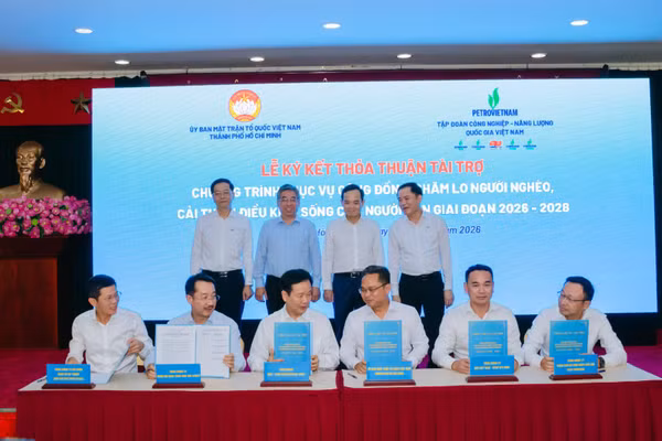 Ủy ban Mặt trận Tổ quốc Việt Nam Thành phố Hồ Chí Minh ký thỏa thuận tài trợ với 5 đơn vị thuộc Petrovietnam. (Ảnh: Vũ Hoàng)