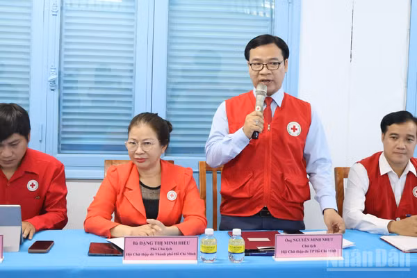 Ông Nguyễn Minh Nhựt, Chủ tịch Hội Chữ thập đỏ Thành phố Hồ Chí Minh thông tin về một số hoạt động của Hội. (Ảnh: VƯƠNG LÊ)