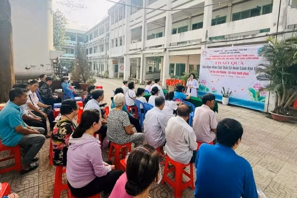 Trạm Y tế phường An Hội Đông trao quà cho các bệnh nhân tâm thần có hoàn cảnh khó khăn. (Nguồn: Trạm Y tế phường An Hội Đông) 