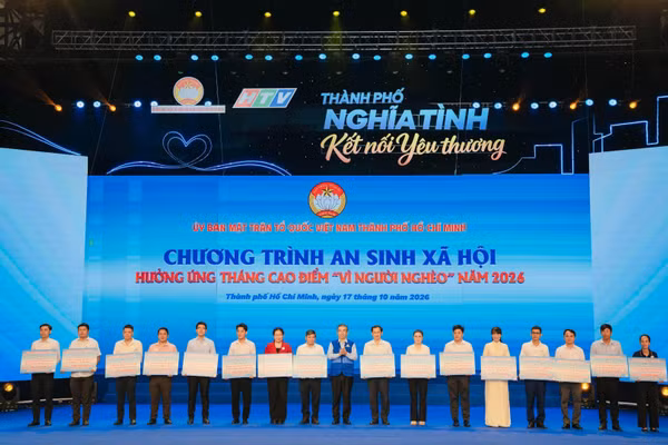Đồng chí Nguyễn Phước Lộc trao bảng tượng trưng học bổng cho học sinh có hoàn cảnh khó khăn, đến đại diện các xã, phường. (Ảnh: Ban tổ chức) 
