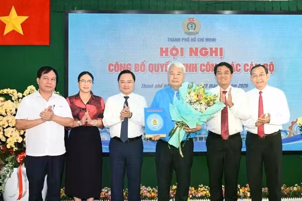 Chủ tịch Tổng Liên đoàn Lao động Việt Nam Nguyễn Anh Tuấn chúc mừng đồng chí Võ Khắc Thái. (Ảnh: VIỆT DŨNG)
