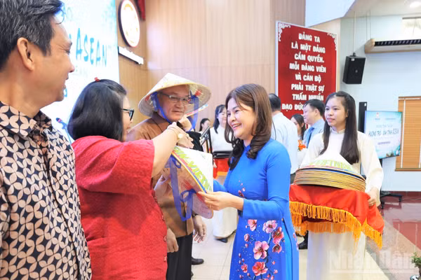 Phường Bình Thạnh tặng quà cho bạn bè quốc tế tham dự chương trình “Hương trà-Ấm tình ASEAN”. (Ảnh: MAI HOA)