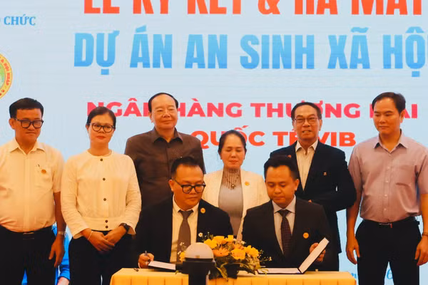 Các đơn vị ký kết cùng phối hợp để dự án an sinh được triển khai hiệu quả trong thực tiễn. (Ảnh: VƯƠNG LÊ)