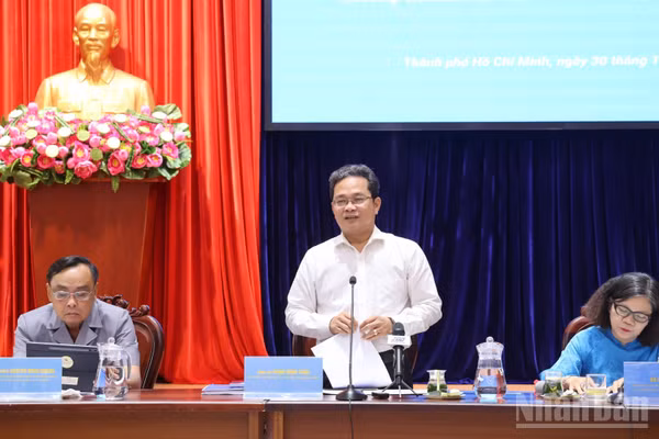 Ông Phạm Minh Tuấn, Phó Chủ tịch Ủy ban Mặt trận Tổ quốc Việt Nam Thành phố Hồ Chí Minh phát biểu kết luận hội nghị. (Ảnh: VƯƠNG LÊ)