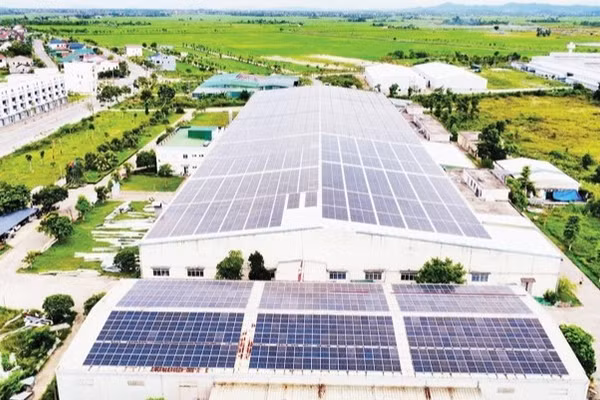Nhiều doanh nghiệp đã đầu tư hệ thống điện mặt trời mái nhà để phục vụ sản xuất, góp phần giảm chi phí tiền điện. (Ảnh: LÊ CHI)