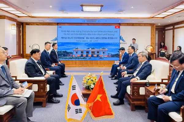 Quang cảnh lễ ký kết Ý định thư về quan hệ hữu nghị và hợp tác giữa thành phố Hà Nội và thành phố Sejong. (Ảnh: Nhật Hưng/TTXVN)