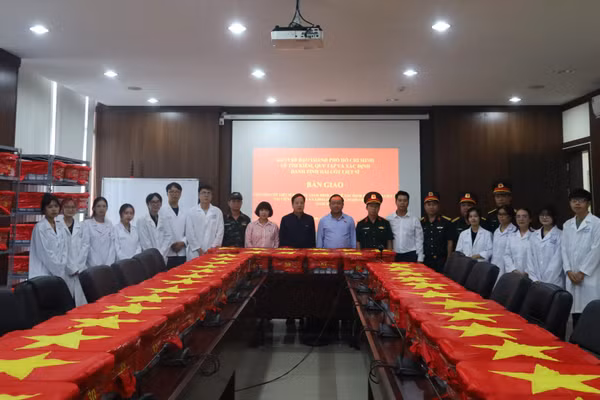 Đại diện các đơn vị tham gia tiếp nhận và bàn giao các mẫu sinh phẩm hài cốt liệt sĩ phục vụ giám định ADN, xác định danh tính liệt sĩ tại Trung tâm giám định ADN (Viện Sinh học, Viện Hàn lâm). (Ảnh: MINH ĐỨC)