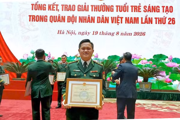 Thượng úy Nguyễn Trường Minh hôm nhận giải thưởng tại Thủ đô Hà Nội. (Ảnh: ĐÌNH THẮNG)
