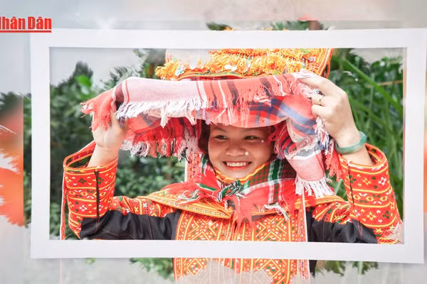 Trang phục truyền thống với màu sắc và hoa văn độc đáo của người Dao Lô Gang.
