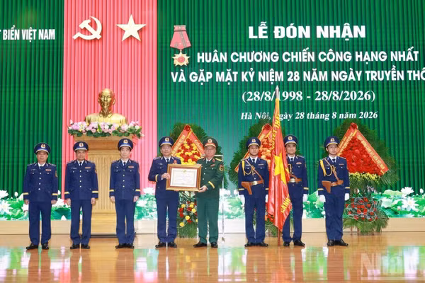 Thừa ủy quyền của lãnh đạo Đảng, Nhà nước, Thượng tướng Nguyễn Quang Ngọc, Ủy viên Trung ương Đảng, Ủy viên Quân ủy Trung ương, Thứ trưởng Quốc phòng trao Huân chương Chiến công hạng Nhất cho Cảnh sát biển Việt Nam. (Ảnh: ĐỨC TĨNH)