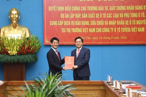 Chủ tịch Ủy ban nhân dân tỉnh Phú Thọ Trần Duy Đông trao Quyết định chủ trương đầu tư cho Công ty Toyota Việt Nam. (Ảnh: NGỌC LONG)