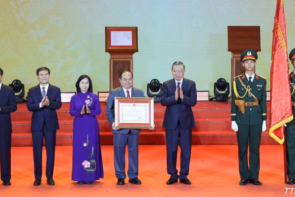 Tổng Bí thư, Chủ tịch nước Tô Lâm trao tặng Huân chương Lao động hạng Nhất cho Đảng bộ, Chính quyền và nhân dân thành phố Quảng Ninh. (Ảnh: TTXVN)