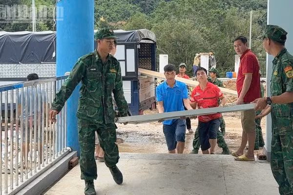 Cán bộ, chiến sĩ Đồn Biên phòng Mường Lèo giúp Trường phổ thông nội trú tiểu học và trung học cơ sở Mường Lèo chuẩn bị khánh thành và đón năm học mới. (Ảnh: QUÀNG HÙNG)