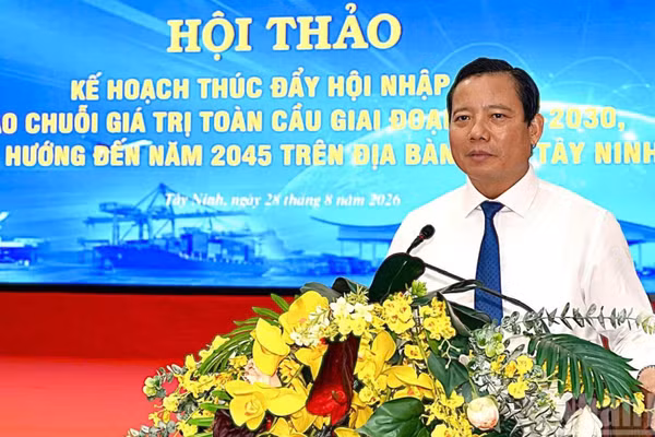 Phó Chủ tịch Ủy ban nhân dân tỉnh Tây Ninh Phạm Tấn Hòa phát biểu tại hội thảo.