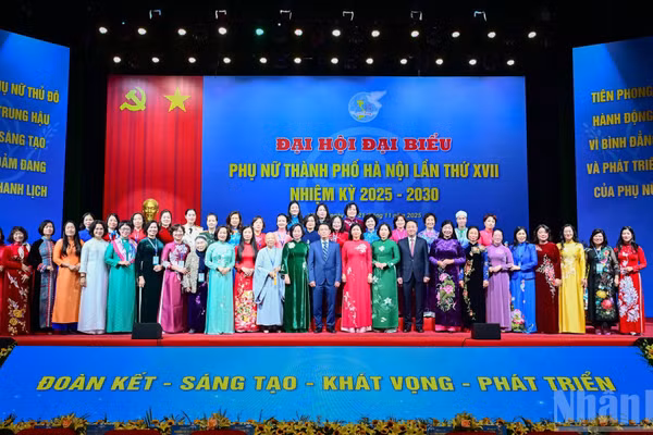 Lãnh đạo Hội Liên hiệp Phụ nữ Việt Nam, thành phố Hà Nội chụp ảnh lưu niệm với các đại biểu tham dự Đại hội.