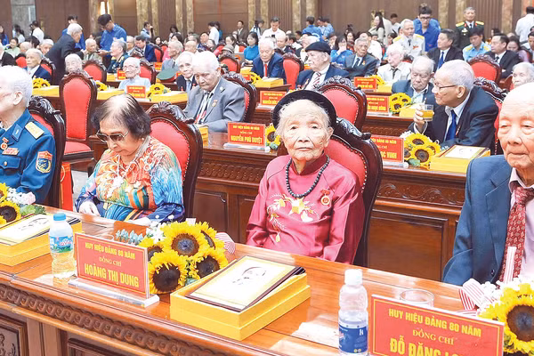 Đảng bộ thành phố Hà Nội tổ chức Lễ trao Huy hiệu 80 năm, 75 năm và 70 năm tuổi đảng tặng các đồng chí đảng viên lão thành. (Ảnh: ĐĂNG KHOA)