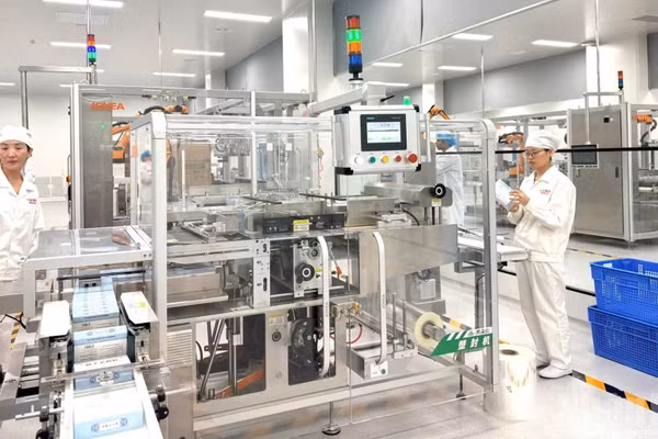 Sản xuất dược phẩm cổ truyền bằng dây chuyền sản xuất thông minh ở Khu công nghiệp y dược dân tộc Ngân Đóa Lan ở Khu tự trị Tân Cương, Trung Quốc. (Ảnh: HỮU HƯNG)