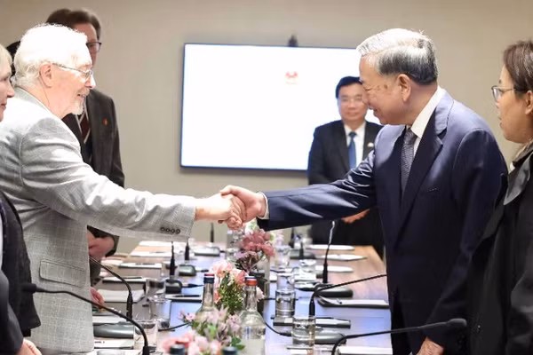 Tổng Bí thư Tô Lâm tiếp Tổng Bí thư Đảng Cộng sản Anh Robert Griffiths và các thành viên trong đoàn. (Ảnh: THỐNG NHẤT - TTXVN)