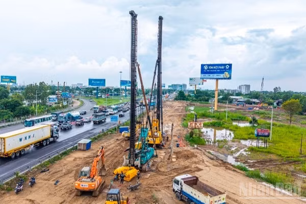 Máy móc, thiết bị đã được tập kết tại công trường nhưng chỉ có thể hoạt động trong phần mặt bằng nhỏ hẹp đã được giải phóng từ giai đoạn trước. (Ảnh: VŨ HUY)
