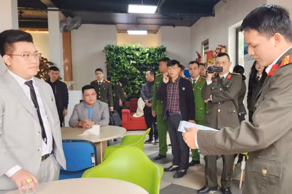 Cơ quan An ninh điều tra công bố quyết định khởi tố bị can đối với Hồ Quốc Thân năm 2025. (Ảnh: Bộ Công an)