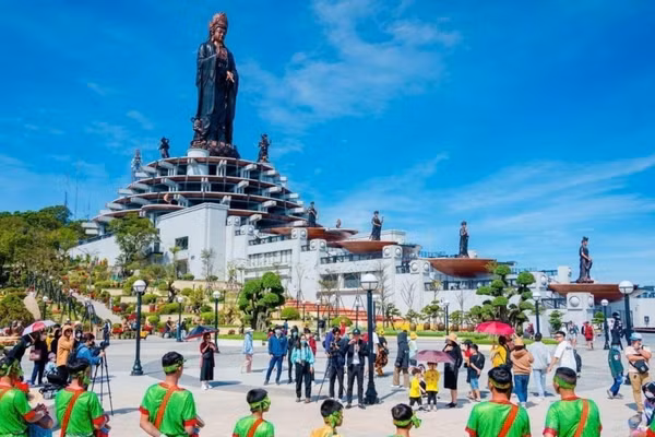 Biểu diễn Skô Chhay dăm trên núi Bà Đen phục vụ du khách. (Ảnh: MINH ANH)