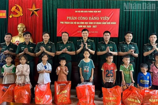 Các đảng viên Đồn Biên phòng Nậm Nhừ tổ chức gặp gỡ, trao quà, động viên các cháu học sinh con hộ nghèo, hoàn cảnh khó khăn đang được giúp đỡ theo mô hình "Bố, mẹ đỡ đầu". (Ảnh: LÊ LAN)