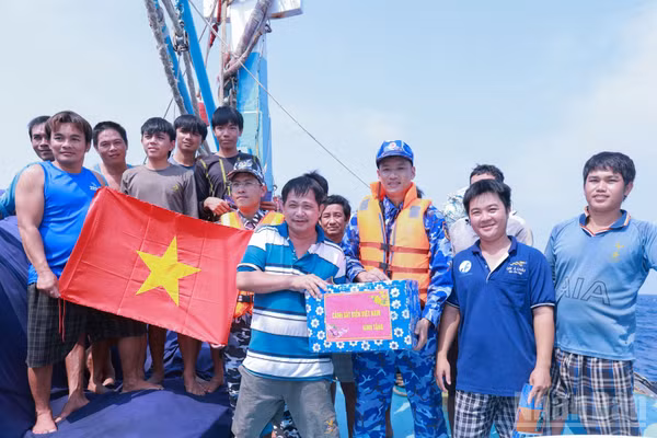 Đoàn công tác kiểm tra, tuyên truyền, tặng quà động viên ngư dân. (Ảnh: ĐỨC TĨNH)