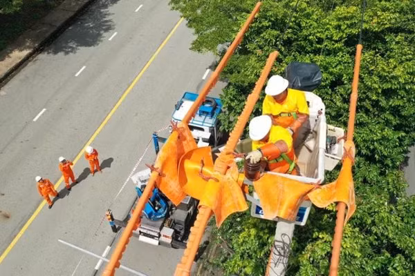 Ngành điện Thành phố Hồ Chí Minh đang nỗ lực triển khai các giải pháp tiết kiệm điện trong cao điểm nắng nóng.