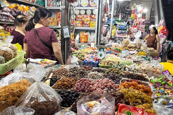 Tiểu thương bày bán các loại thực phẩm tại các chợ truyền thống trên địa bàn thành phố Hà Nội. (Ảnh: ĐẶNG VÂN)