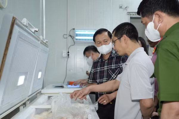 Cơ quan chức năng kiểm tra công tác bảo đảm an toàn thực phẩm các cơ sở sản xuất, kinh doanh thực phẩm trên địa bàn Hà Nội. (Ảnh: THU THẢO)