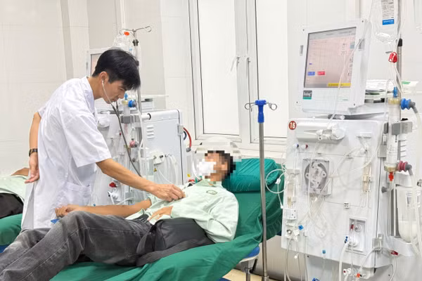 Các y, bác sĩ chăm sóc bệnh nhân chạy thận tại Bệnh viện đa khoa Mỹ Đức (thành phố Hà Nội). (Ảnh: THẮNG ĐẠT)
