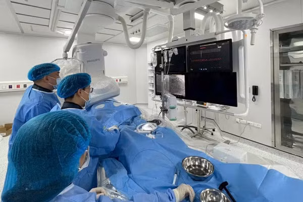 Các y, bác sĩ Khoa Nội tim mạch (Bệnh viện đa khoa Hà Đông) tiến hành can thiệp động mạch vành cho người bệnh (Ảnh: Bệnh viện cung cấp)
