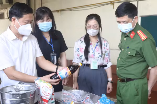 Cơ quan chức năng kiểm tra các cơ sở sản xuất, kinh doanh thực phẩm trên địa bàn thành phố Hà Nội. (Ảnh: THU THẢO)