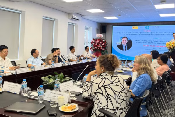 Các đại biểu trong và ngoài nước tham dự tọa đàm. (Ảnh: HUY SƠN)