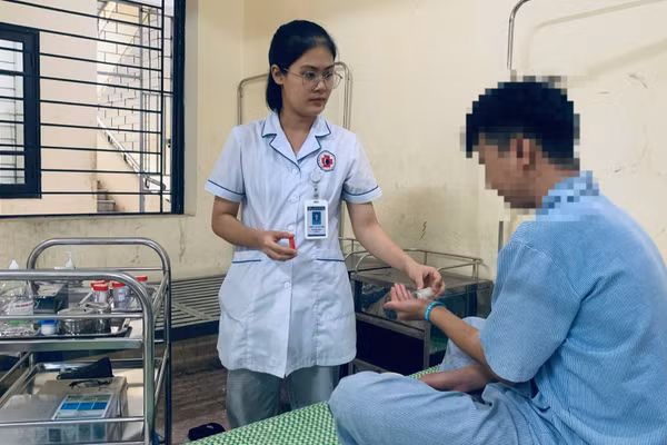 Các y, bác sĩ cấp thuốc và hướng dẫn người bệnh đang điều trị tại Bệnh viện Tâm thần Mỹ Đức uống thuốc đúng giờ. (Ảnh: HUY SƠN)