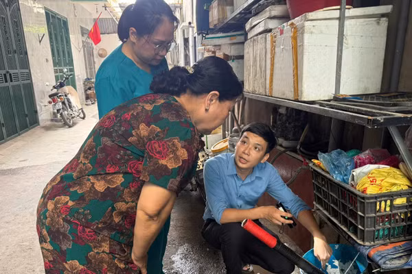 Cán bộ y tế hướng dẫn người dân thực hiện các biện pháp phòng bệnh sốt xuất huyết tại gia đình và cộng đồng. (Ảnh: CDC Hà Nội cung cấp)