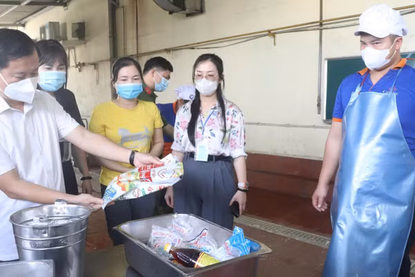 Lực lượng chức năng kiểm tra các cơ sở sản xuất, kinh doanh thực phẩm trên địa bàn thành phố Hà Nội. (Ảnh: THU THẢO)
