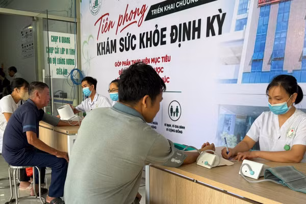 Người dân trên địa bàn thành phố Hà Nội tham gia khám sức khỏe định kỳ. (Ảnh: VÂN VÂN)