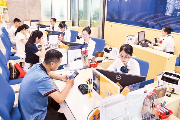 Khách hàng giao dịch tại Ngân hàng PVcomBank. (Ảnh: TRẦN HẢI)