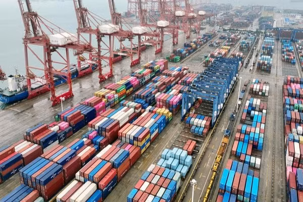 Tàu chở hàng đang bốc dỡ container tại cảng Liên Vân Cảng, tỉnh Giang Tô, Trung Quốc. (Ảnh: TÂN HOA XÃ)