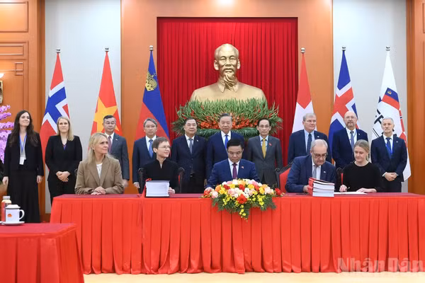 Tổng Bí thư, Chủ tịch nước Tô Lâm và các đại biểu chứng kiến Lễ ký kết Hiệp định Thương mại tự do Việt Nam-EFTA (VEFTA).